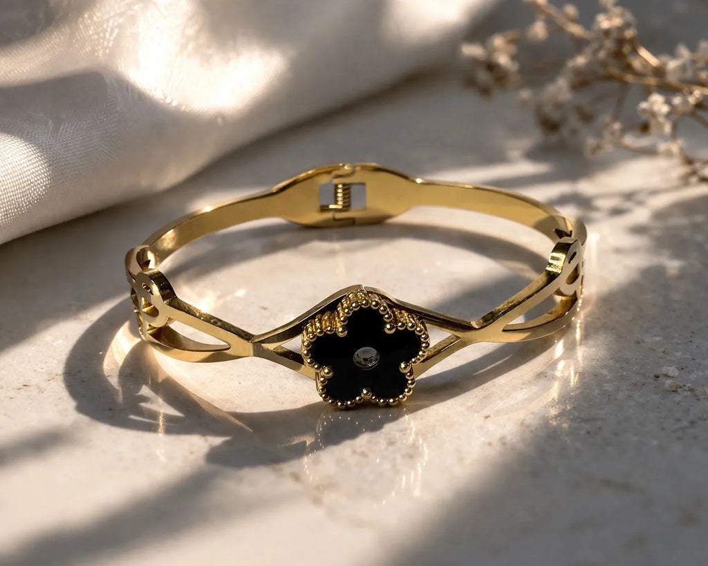 MIDNIGHT CLOVER CHARM
